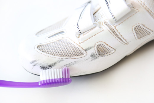 how to clean scuff marks off white shoes