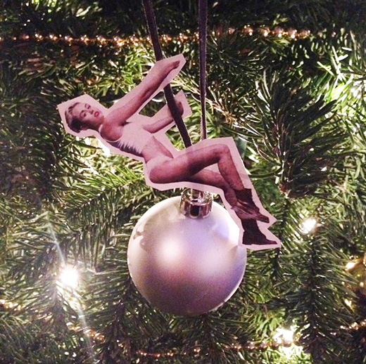 Miley-Cyrus-Wrecking-Ball-Christmas-Ornament-DIY-Printable